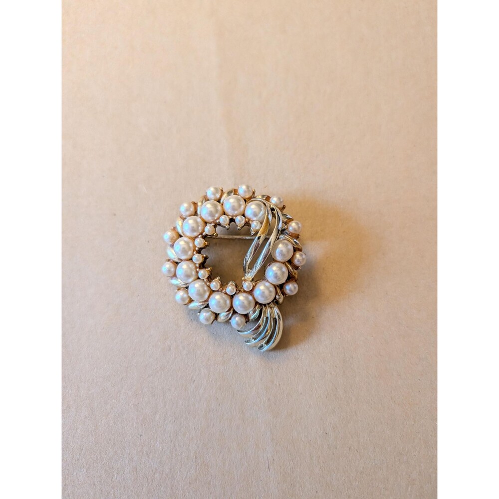 Vintage Faux Pearl Wreath Brooch – Gold Tone Circle Pin